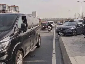 Sultangazi’de kamyonun sıkıştırdığı otomobil refüje çıktı: 1 Yaralı
