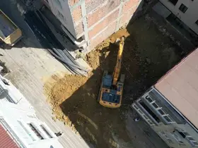 Sultangazi’de temel kazısı sırasında zarar gören binanın çevresindeki 3 bina daha tahliye edildi

