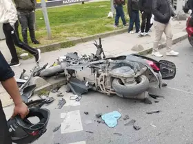 Sultangazi’de yasağı dinlemeyip dönmeye çalıştı, motosikletliye böyle çarptı
