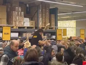 Süpermarkette kampanya izdihama yol açtı
