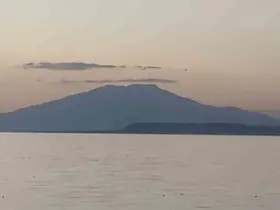 Süphan Dağı zirvesindeki bulut, Van Gölü ile görsel şölen oluşturdu
