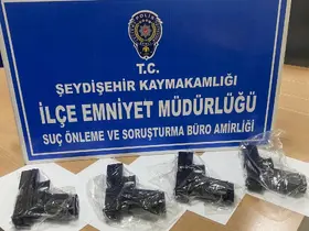 Şüpheli araçtan 4 tabanca ele geçirdi
