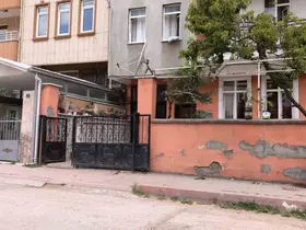 Sürgülü demir kapının altında kalan 3 yaşındaki çocuk ağır yaralandı
