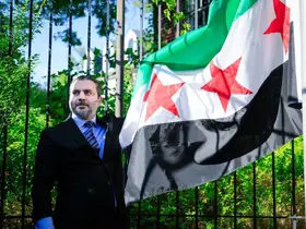 Suriye bayrağı, Washington’daki büyükelçilikte göndere çekildi

