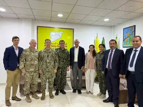 Suriye Özel Temsilcisi Barrack Suriye’de SDG’li Mazlum Abdi’yi ziyaret etti
