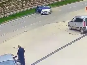 Sürücüsüz araç trafiğe çıktı, kaza böyle geldi
