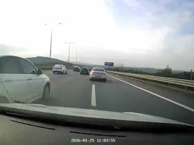 Sürücüyü sıkıştıran trafik magandası kamerada
