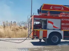 Susurluk’ta pazar alanına yakın ot yangını
