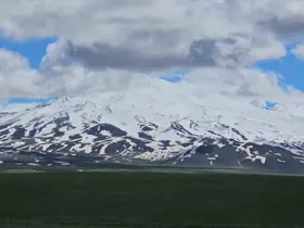 Sütey Yaylası’nda baharın renk cümbüşü: Göl ve Süphan Dağı aynı karede
