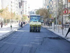 Suvaroğlu Caddesi’nde sıcak asfalt serimi yapılıyor
