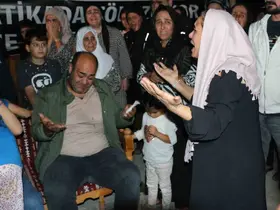 Tahliye olan Güran’lar cezaevinden çıktı, Narin’in mezarını ziyaret etti
