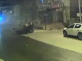 Takla atan araçtan yaralı kurtuldu, kendisine yaklaşan ördeğe kum fırlattı
