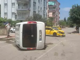 Taksi ile çarpışan hafif ticari araç yan yattı: Sürücünün burnu bile kanamadı
