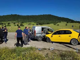 Taksi ile hafif ticari araç çarpıştı: 4 yaralı
