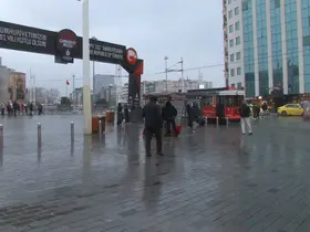 Taksim’de kar yağışı aralıklarla etkisini gösteriyor
