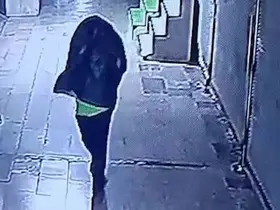 Tanınmamak için başına çöp poşeti geçirip yangın çıkaran şahıs kameralara yakalandı
