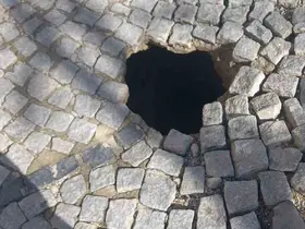 Tarihi altyapı çöktü, yol trafiğe kapatıldı
