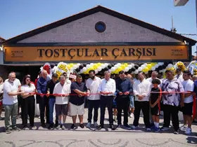 Tarihi Ayvalık Tostçular Çarşısında örnek  iş birliği
