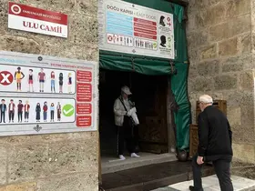 Tarihi cami ziyaretlerine kıyafet mecburiyeti getirildi
