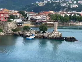 Tarihi yapıları sprey boyayla boyadılar
