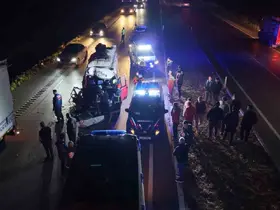 Tarım işçilerini taşıyan minibüs tıra çarptı: 12 yaralı
