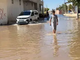 Tarımsal sulama suyu caddeleri göle çevirdi
