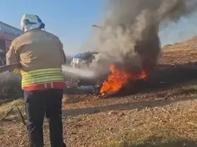 Tarla sürerken yanmaya başlayan traktör kullanılamaz hale geldi
