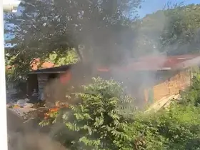 Tarlada çıkan örtü yangını ahırı kullanılmaz hale getirdi

