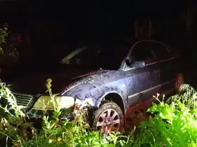 Tarlaya uçtuğu otomobilini bırakıp gitti
