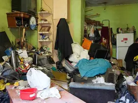 Tarsus’ta bir evden 28 ton çöp çıkarıldı
