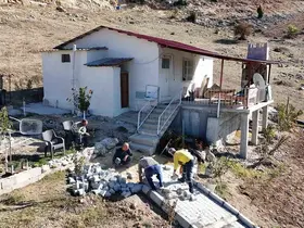 Tarsus’ta engelli bireyin güvenliği için parke çalışması yapıldı
