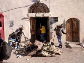 Tarsus’ta kötü koku şikayeti üzerine adrese giden ekipler, evden 28 kamyon atık çıkardı
