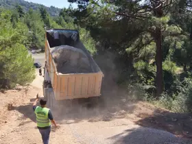 Tarsus’un kırsal mahallelerinde ulaşım için yol mesaisi
