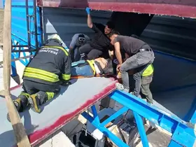 Taş kırma kuyusuna düşen 2 işçiyi itfaiyeciler kurtardı
