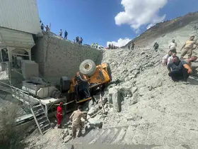 Taş ocağında duvardan devrilen iş makinesindeki işçi öldü
