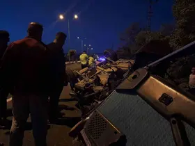 Taşa çarpan Tofaş hurdaya döndü: 2 kişi yaralandı
