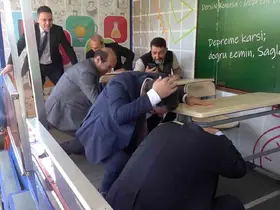 Tatbikatta ’depremi başlatıyoruz’ dedi, depreme yakalandılar
