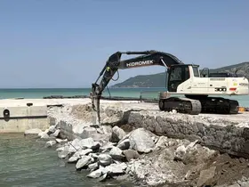 Tatvan sahilindeki iskele yenileniyor
