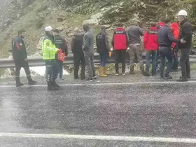 Tatvan’da beton mikseri dereye uçtu
