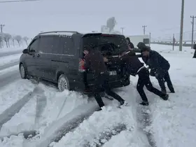 Tatvan’da nisan ayında şehir beyaza büründü
