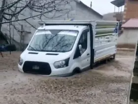 Tatvan’da sel felaketi: Araçlar ve hayvanlar mahsur kaldı
