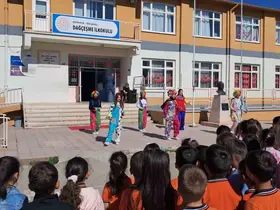 Tavşanlı Hayme Ana MTAL öğrencilerinden kardeş okullara bayram hediyesi
