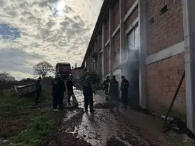 Tavuk çiftliğinin depo kısmında yangın
