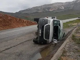 Taziyeye gidenleri taşıyan minibüs devrildi: 11 yaralı
