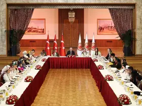 TBMM Başkanı Kurtulmuş 26 ülkeden gelen dünya çocuklarını TBMM Tören Salonu’nda kabul etti