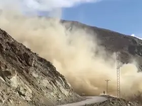 Tehlike oluşturan kayalar dinamit patlatılarak temizlendi
