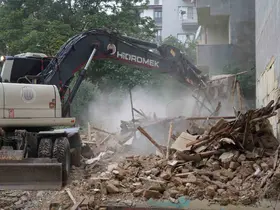 Tehlike oluşturan metruk yapılar yıkıldı
