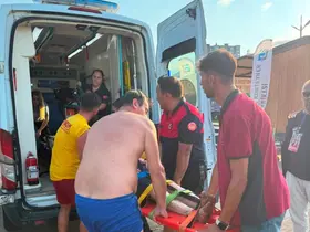 Tehlikeli bölgede denize giren kadını cankurtaranlar kurtardı
