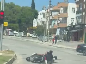 Tehlikeli hareketlerle motosikleti süren sürücü ve arkasındaki yolcunun düşme anı kameraya yansıdı
