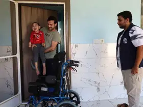 Tekerlekli sandalye sürpriziyle mutlu olan serebral palsili çocuğun gülüşü yürekleri ısıttı

